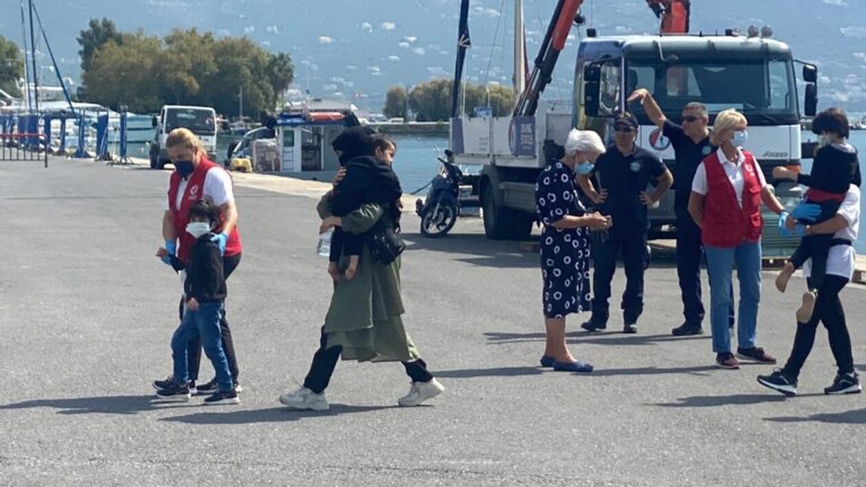 Στο λιμάνι της Καλαμάτας οι μετανάστες που διασώθηκαν δυτικά της Πύλου