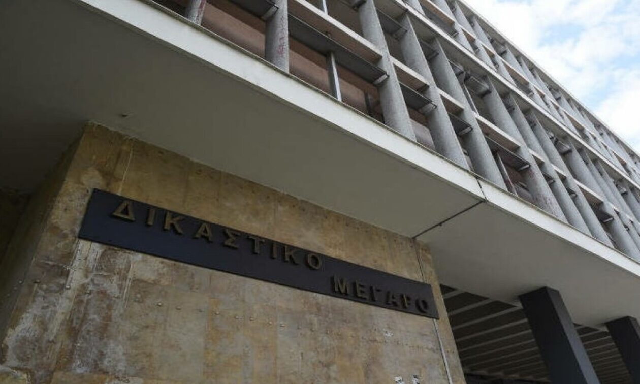 Θεσσαλονίκη: Ψήστης υποδυόταν τον υπάλληλο της ΕΥΠ και έταζε δουλειά και φθηνά αυτοκίνητα