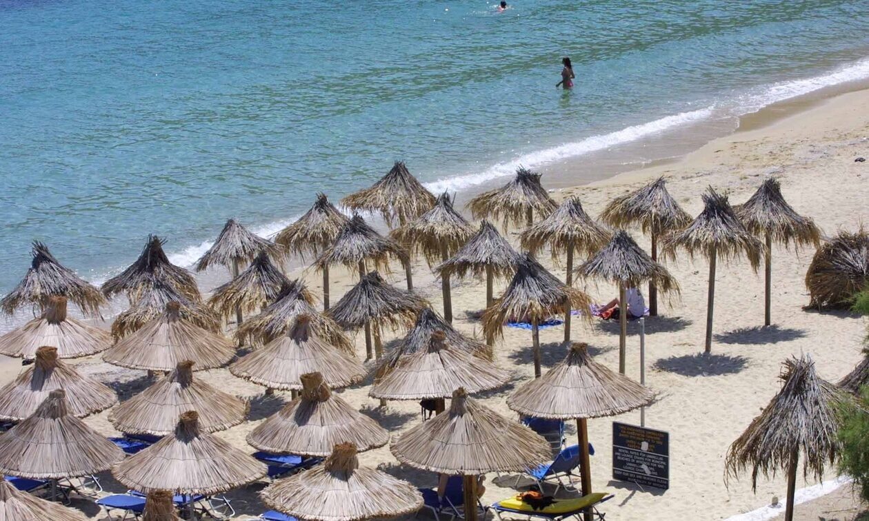 Μύκονος: Τοποθέτησε παράνομα 100 ομπρέλες σε παραλία και νόμιζε ότι θα περάσει… απαρατήρητος