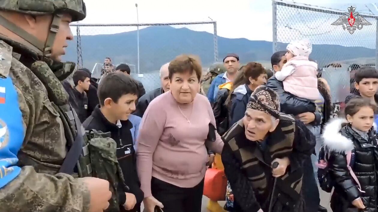 Πεινασμένοι και τρομαγμένοι εκτοπισμένοι Αρμένιοι από το Ναγκόρνο Καραμπάχ πλημμυρίζουν τους δρόμους
