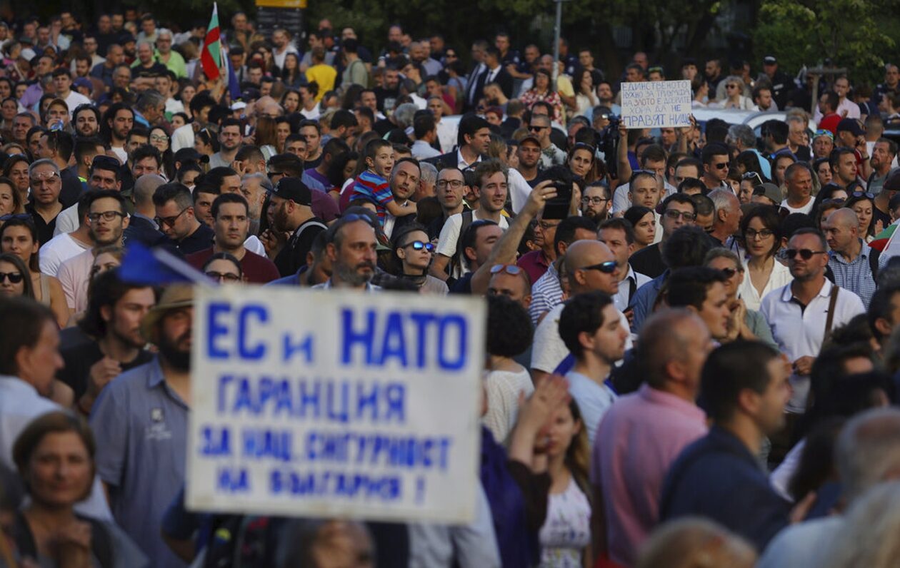 Βουλγαρία: Διαδηλώσεις κατά της υποστήριξης στην Ουκρανία – Συγκρούσεις με την Αστυνομία