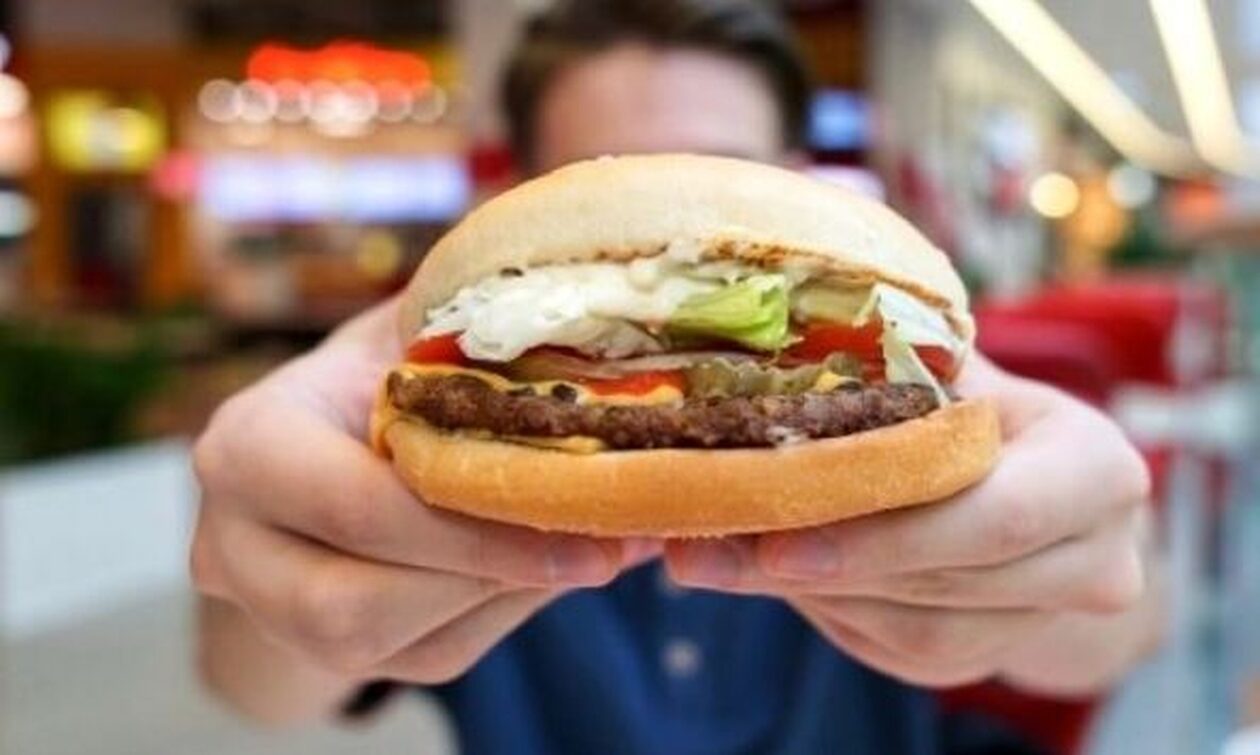 Το φθηνότερο cheeseburger του κόσμου: Μεγάλη αλυσίδα τα προσφέρει με μόλις 1 cent