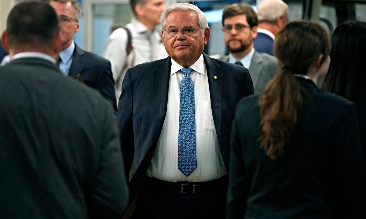 Ο Μπομπ Μενέντεζ και η σύζυγός του παραπέμπονται για διαφθορά