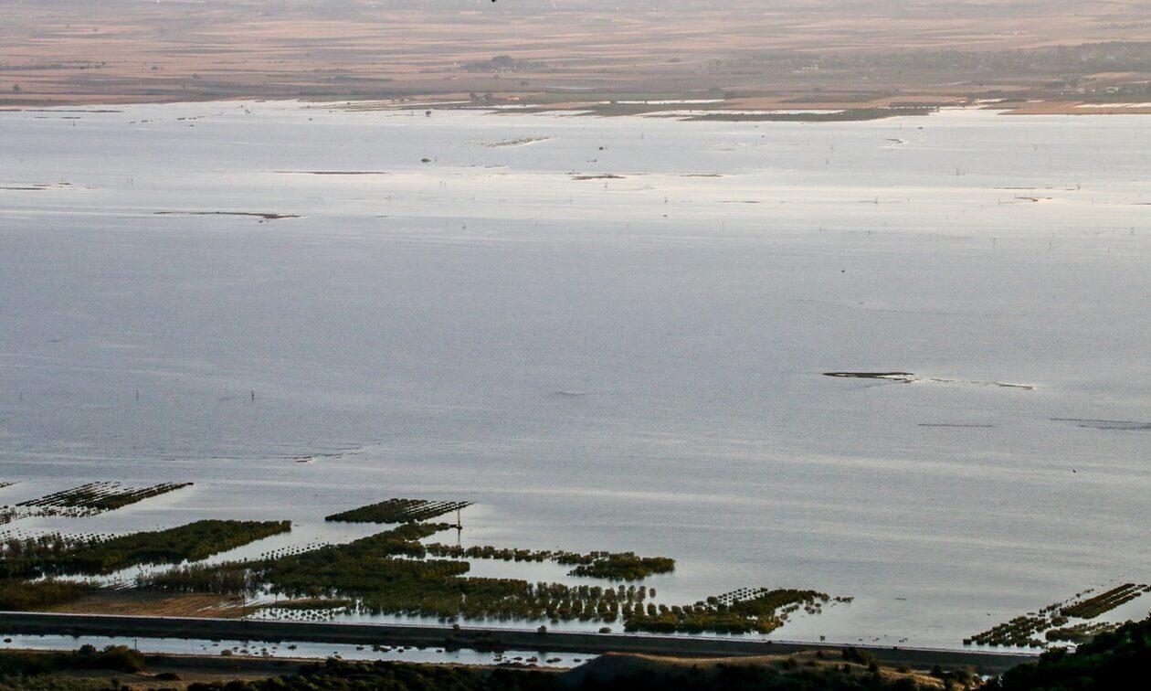 Λάρισα: Ξεσπά η μάνα του αγνοούμενου στη λίμνη Κάρλα – «Ήταν ένα παιδί διαμάντι…»