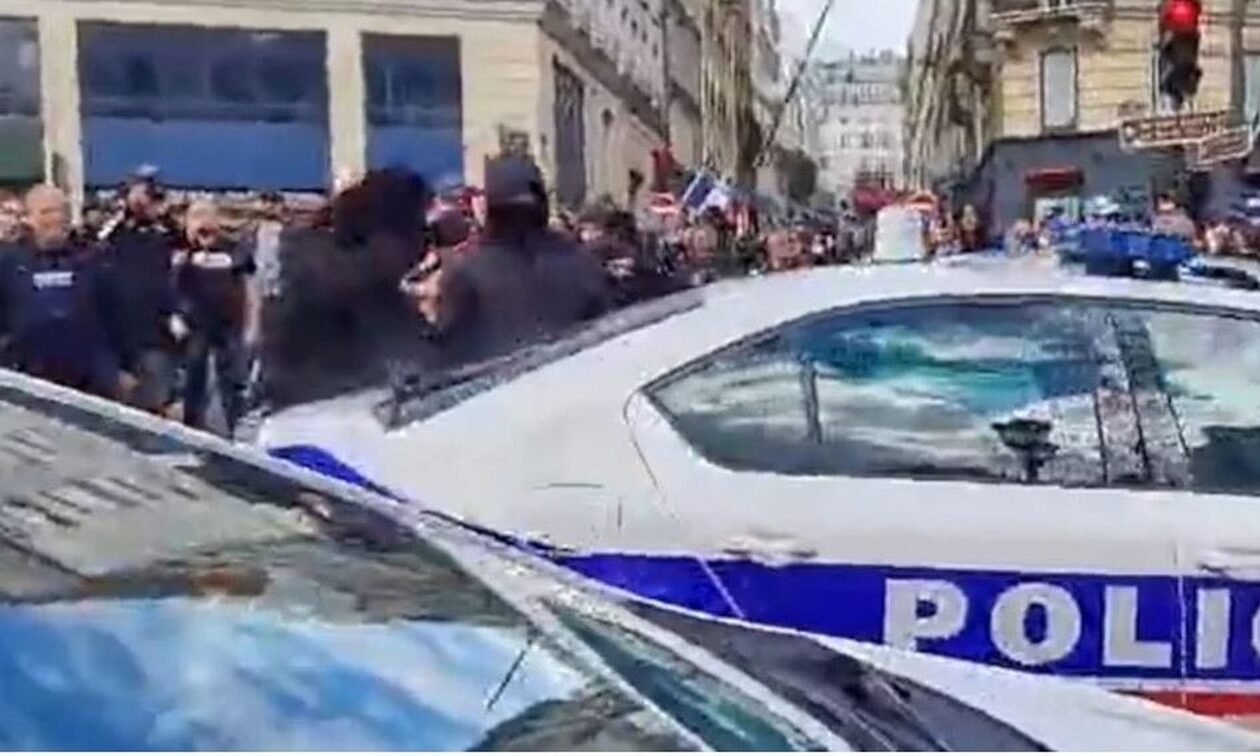 Επιτέθηκαν με σιδερόβεργες σε περιπολικό – Αστυνομικός έβγαλε όπλο στο Παρίσι