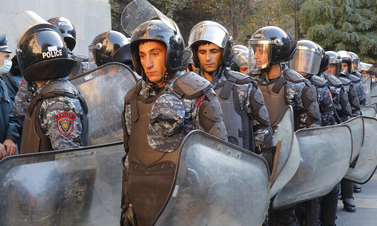 Ναγκόρνο Καραμπάχ: Βαθαίνει η πολιτική κρίση στην Αρμενία – Συλλήψεις και ταραχές στο Γιερεβάν