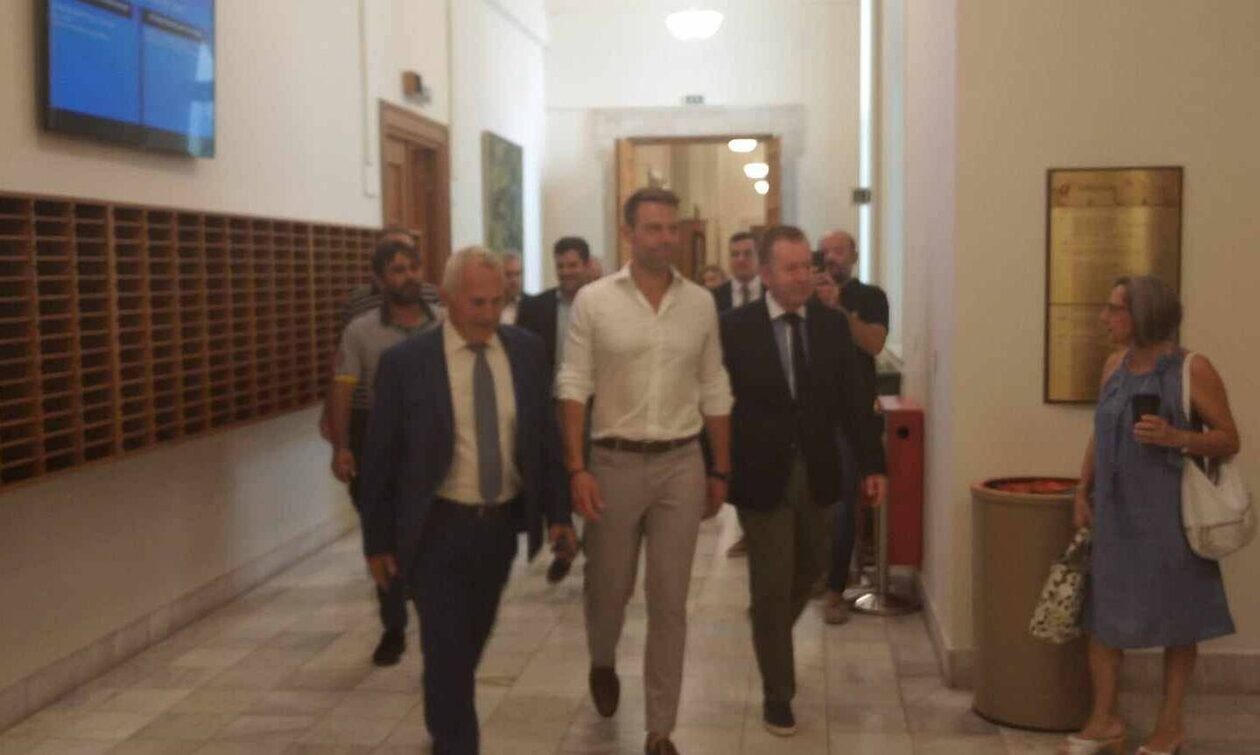 Ο Στέφανος Κασσελάκης παίρνει τη σκυτάλη της ηγεσίας του ΣΥΡΙΖΑ από τον Αλέξη Τσίπρα