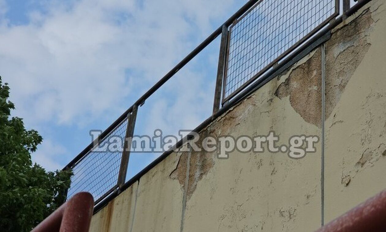 Λαμία: Στο νοσοκομείο μαθητής – Έπεσε από ύψος 5 μέτρων, όταν υποχώρησε κάγκελο