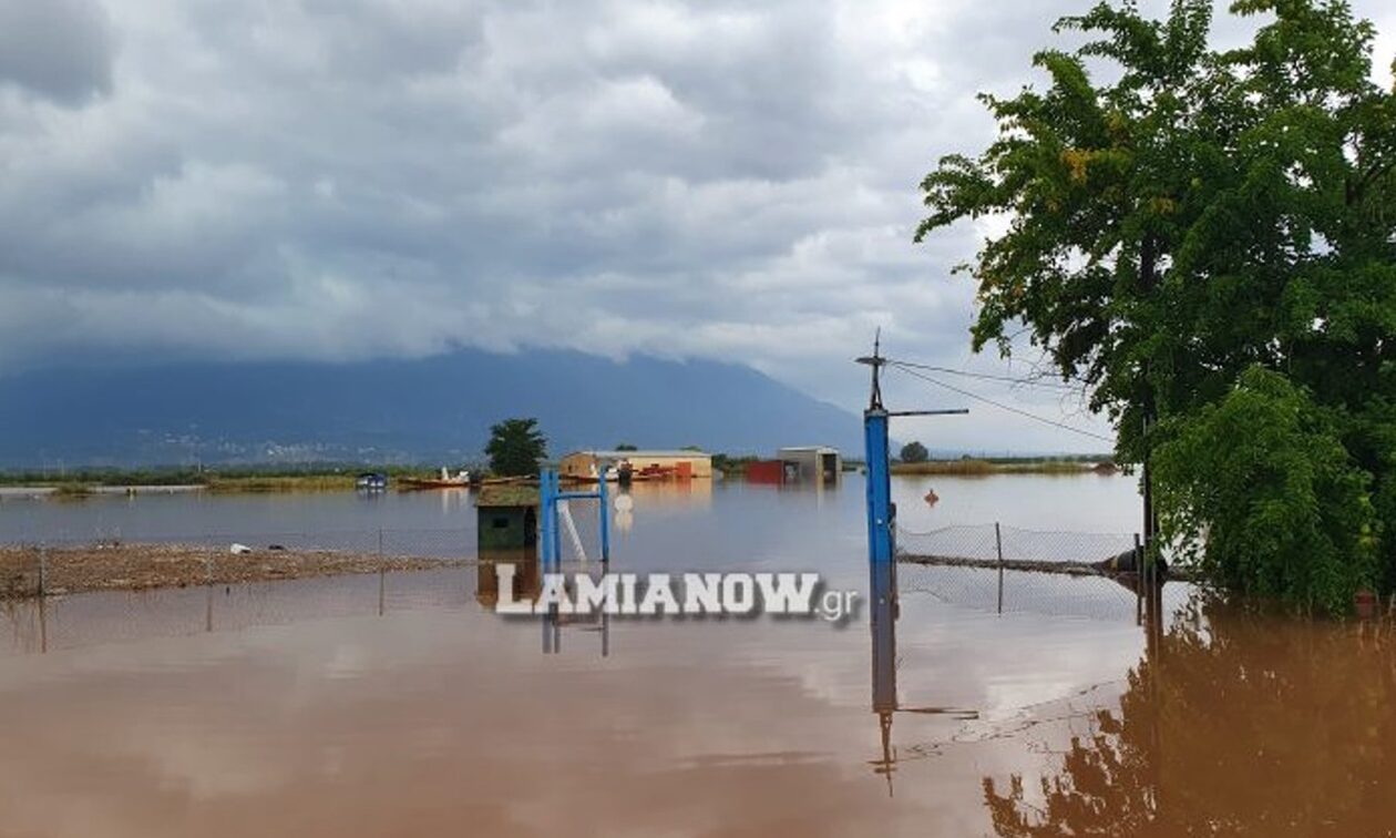 Κακοκαιρία Elias – Λαμία: Μετακινούνται κάτοικοι από το Κόμμα – Φόβοι για υπερχείλιση του Σπερχειού