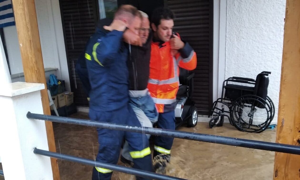 Ενισχύθηκαν με ειδικές ομάδες από Θεσσαλία και Στερεά Ελλάδα οι πυροσβεστικές δυνάμεις στην Εύβοια
