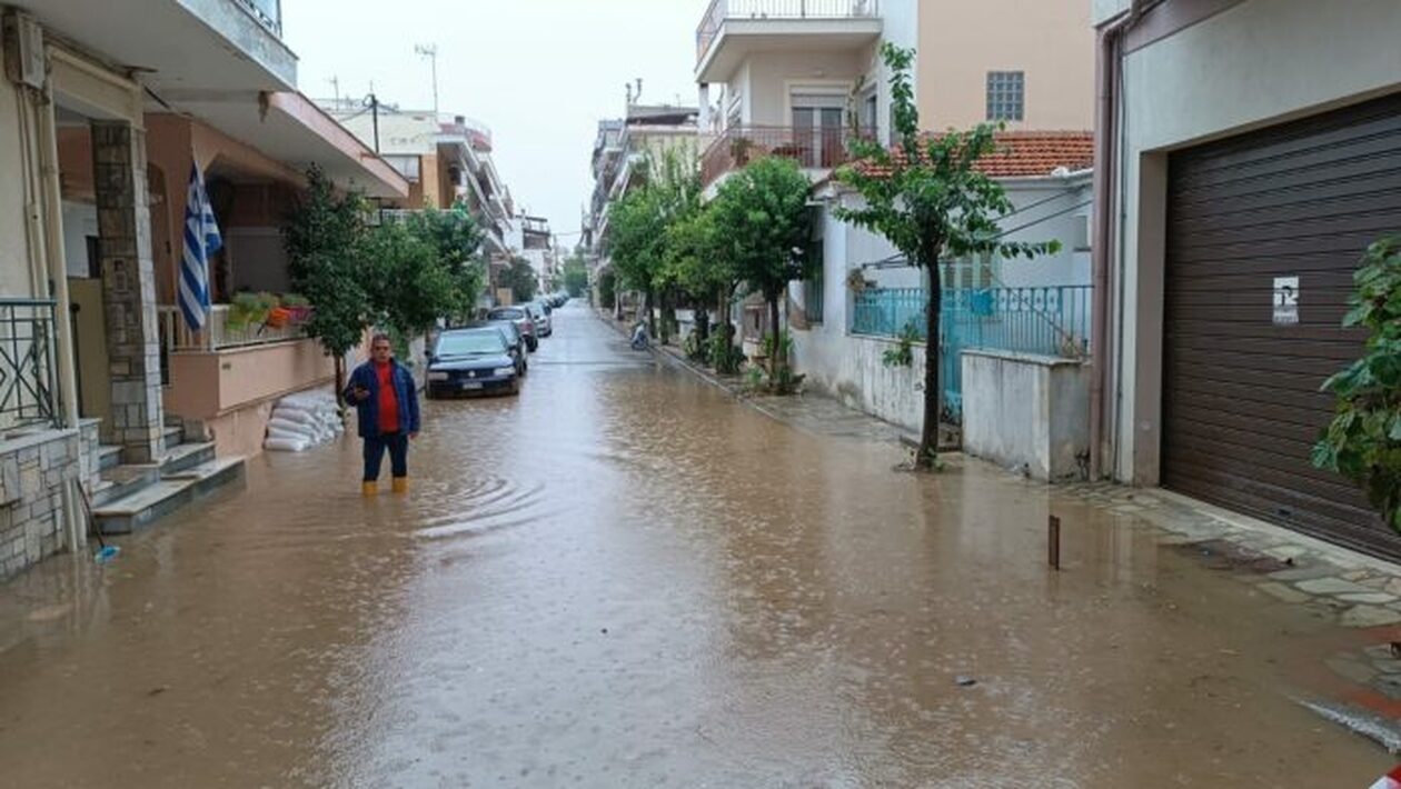 Κακοκαιρία Elias – Βόλος: Πλημμυρίζουν ξανά δρόμοι της πόλης- Κλείνουν δρόμοι προς το Πήλιο