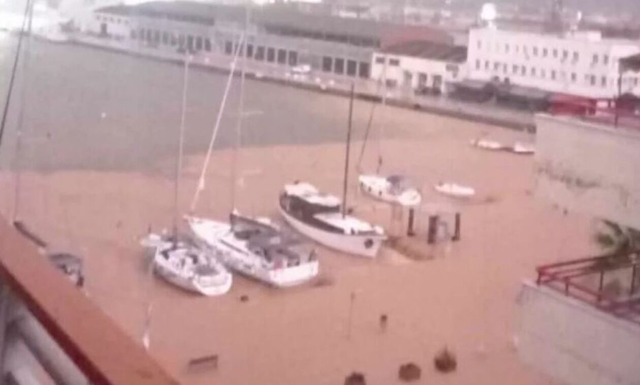 Κακοκαιρία Elias: Ένα με τη θάλασσα έγινε η παραλία του Βόλου – Χιλιάδες τόνοι νερού και λάσπης