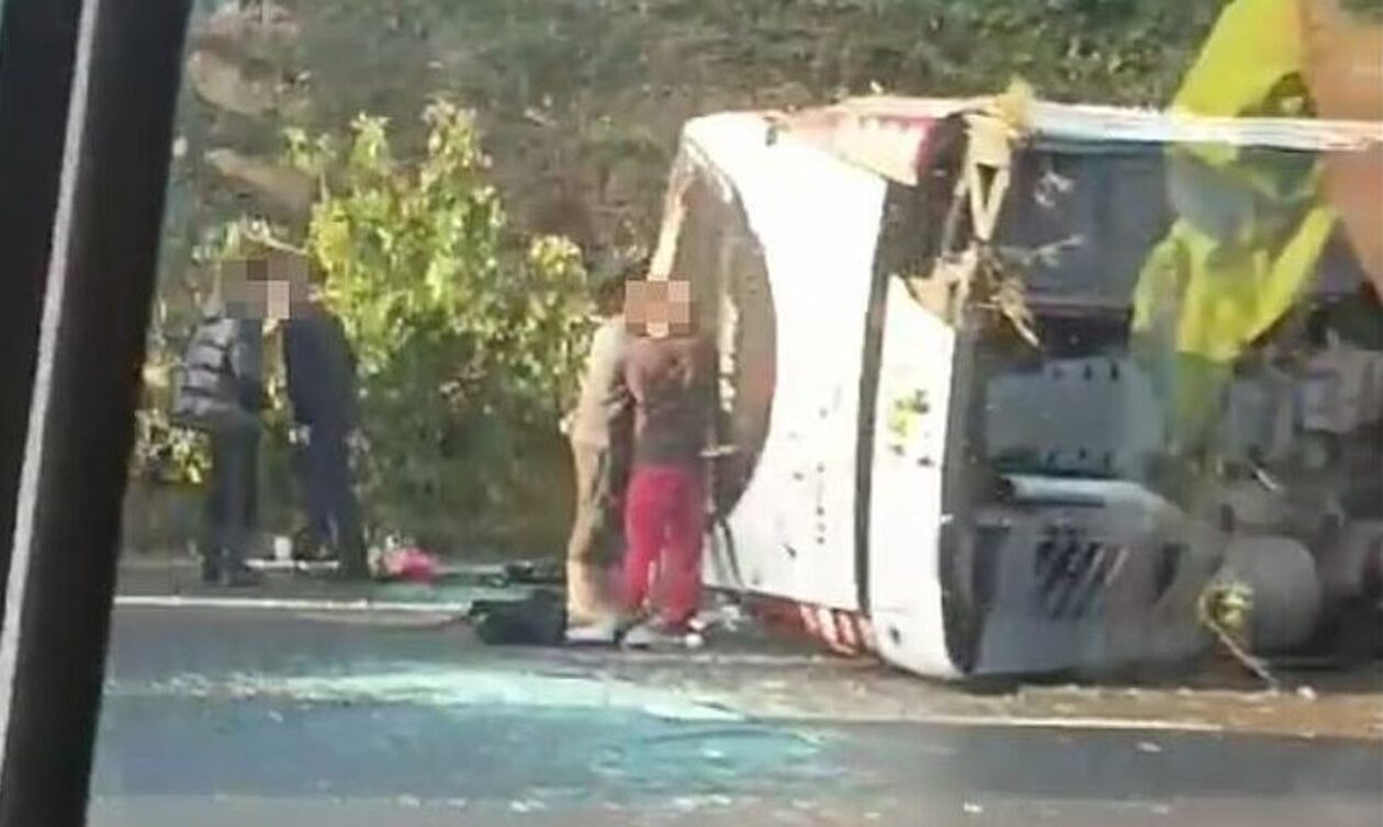Βρετανία: Ατύχημα με σχολικό λεωφορείο – Μία τραυματίας, σε 50 παρασχέθηκαν πρώτες βοήθειες