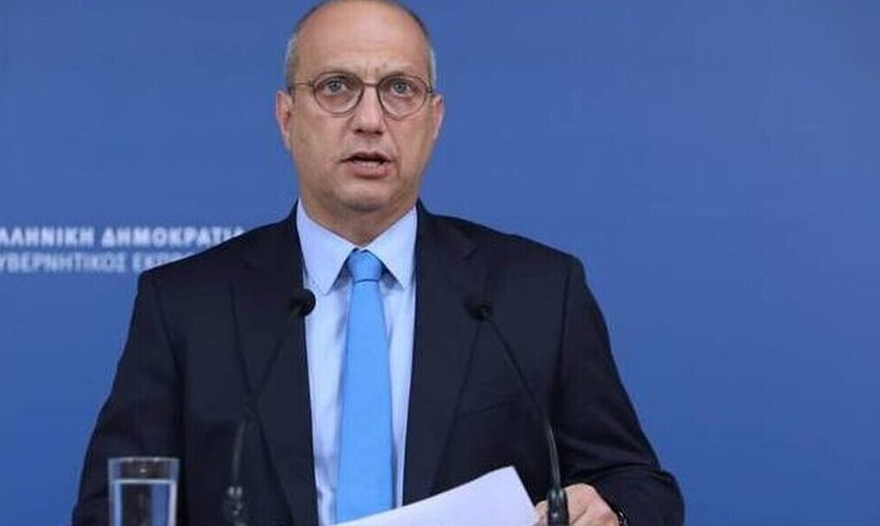 Οικονόμου: Στα επόμενα τρία χρόνια πρέπει να έχει αντικατασταθεί το σύνολο των ταυτοτήτων