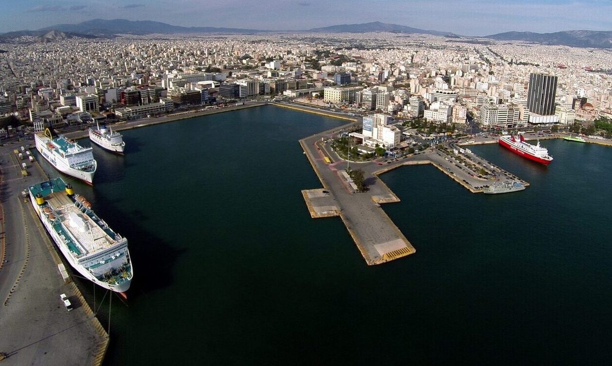Στο αγκυροβόλιο του Πειραιά κατέπλευσε το πλοίο μεταφοράς κοντέινερ, μετά από φωτιά