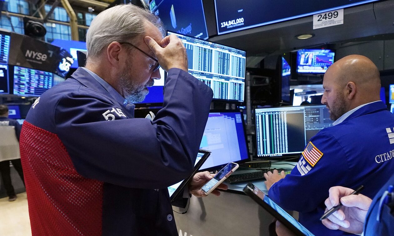 Σημαντικές απώλειες στη Wall Street – Διέγραψε τα κέρδη του 2023 ο Dow Jones