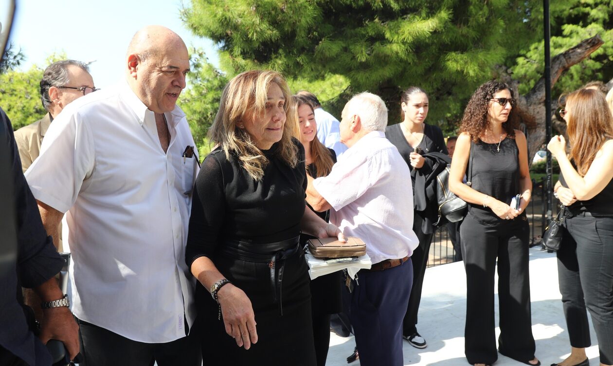 Γιάννης Ιωαννίδης: Πανελλήνια συγκίνηση – Υποβασταζόμενη η σύζυγός του στην εκκλησία