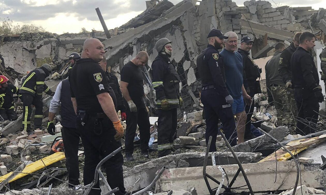 Ουκρανία: Τους 51 έφτασαν οι νεκροί από το ρωσικό πλήγμα σε χωριό του Χάρκοβο