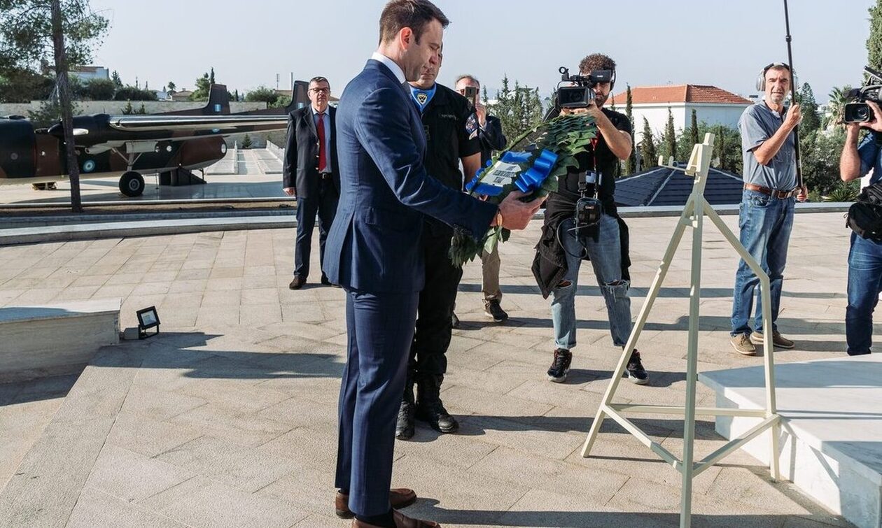 Στέφανος Κασσελάκης: «Ξέρει λιγότερα από τους ναύτες» – Πώς απαντά το Twitter για τον Εθνικό Ύμνο
