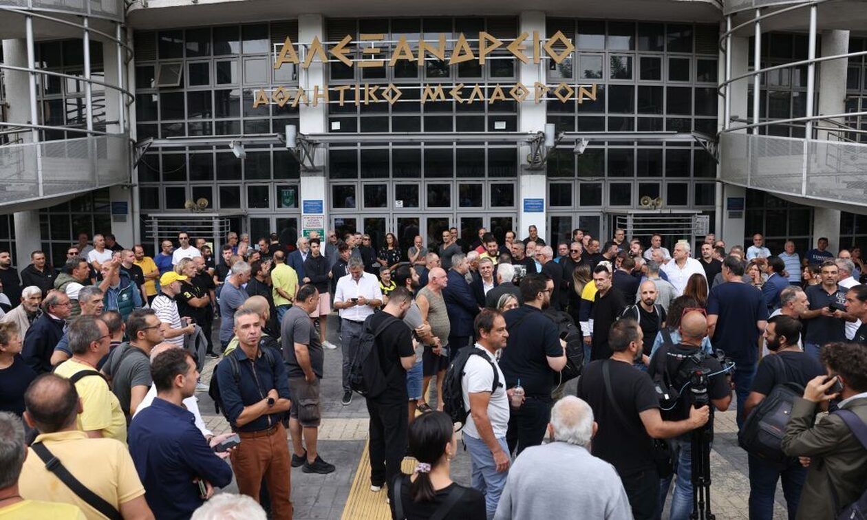 Γιάννης Ιωαννίδης: Στο «Αλεξάνδρειο» η σορός του – Συγκλονιστικές στιγμές με δάκρυα και χειροκρότημα