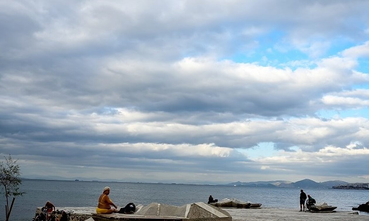 Ο καιρός σήμερα: Νεφώσεις, σποραδικές βροχές και καταιγίδες