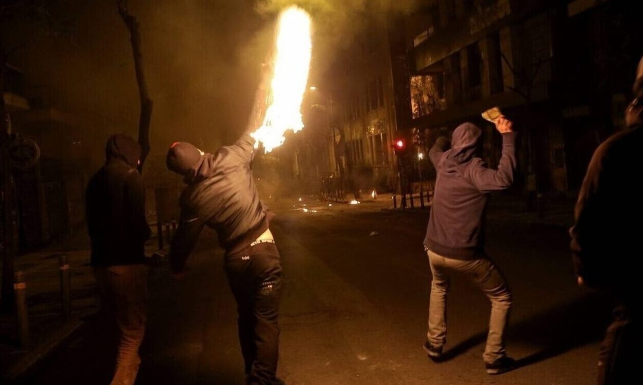 Εξάρχεια: Επίθεση με μολότοφ τη νύχτα κατά αστυνομικών των ΜΑΤ