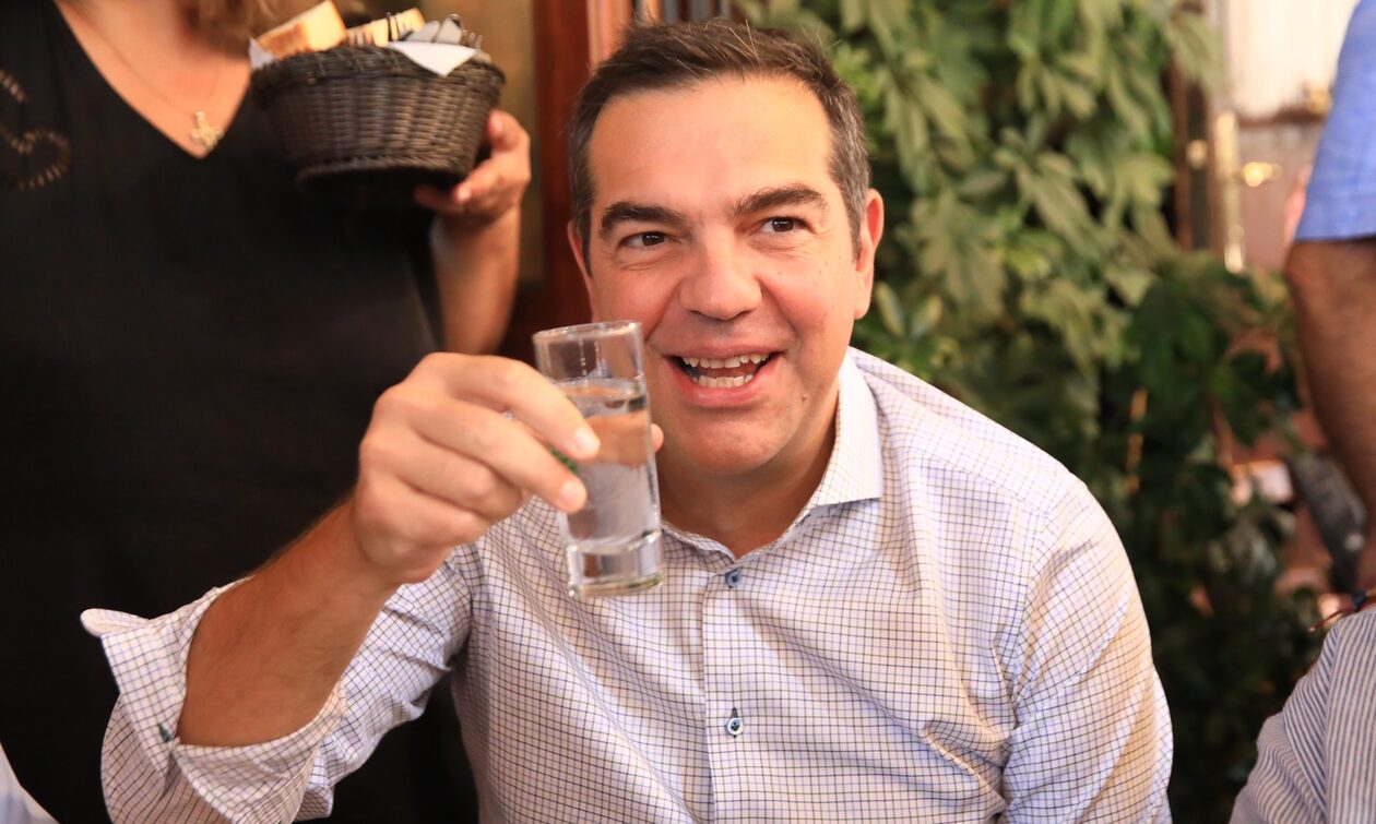 Στον Πειραιά για τσίπουρα ο Αλέξης Τσίπρας με τον υποψήφιο δήμαρχο Πειραιά Γιώργο Γαβρίλη