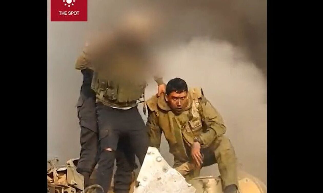 Βίντεο με μαχητές της Χαμάς να μεταφέρουν πτώματα Ισραηλινών