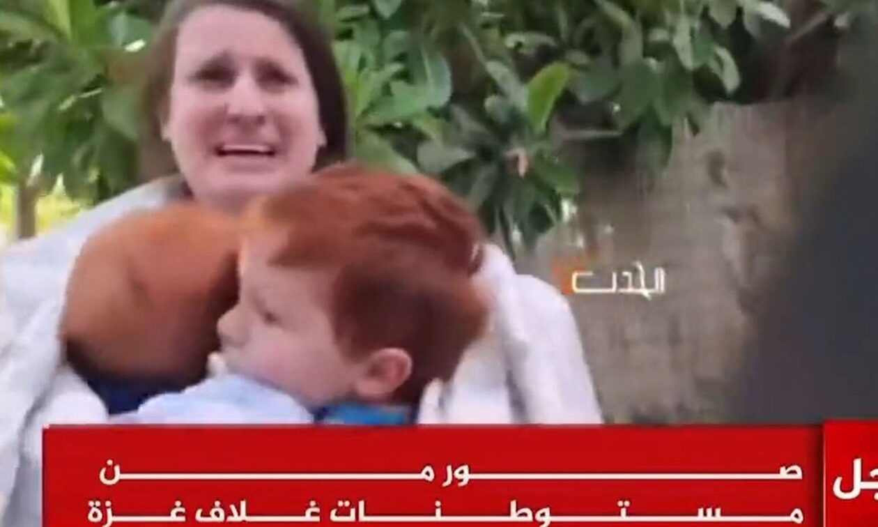 Πόλεμος στο Ισραήλ: Βίντεο που δείχνει πως υπάρχει ελπίδα – Παλαιστίνιοι σκεπάζουν Ισραηλινή