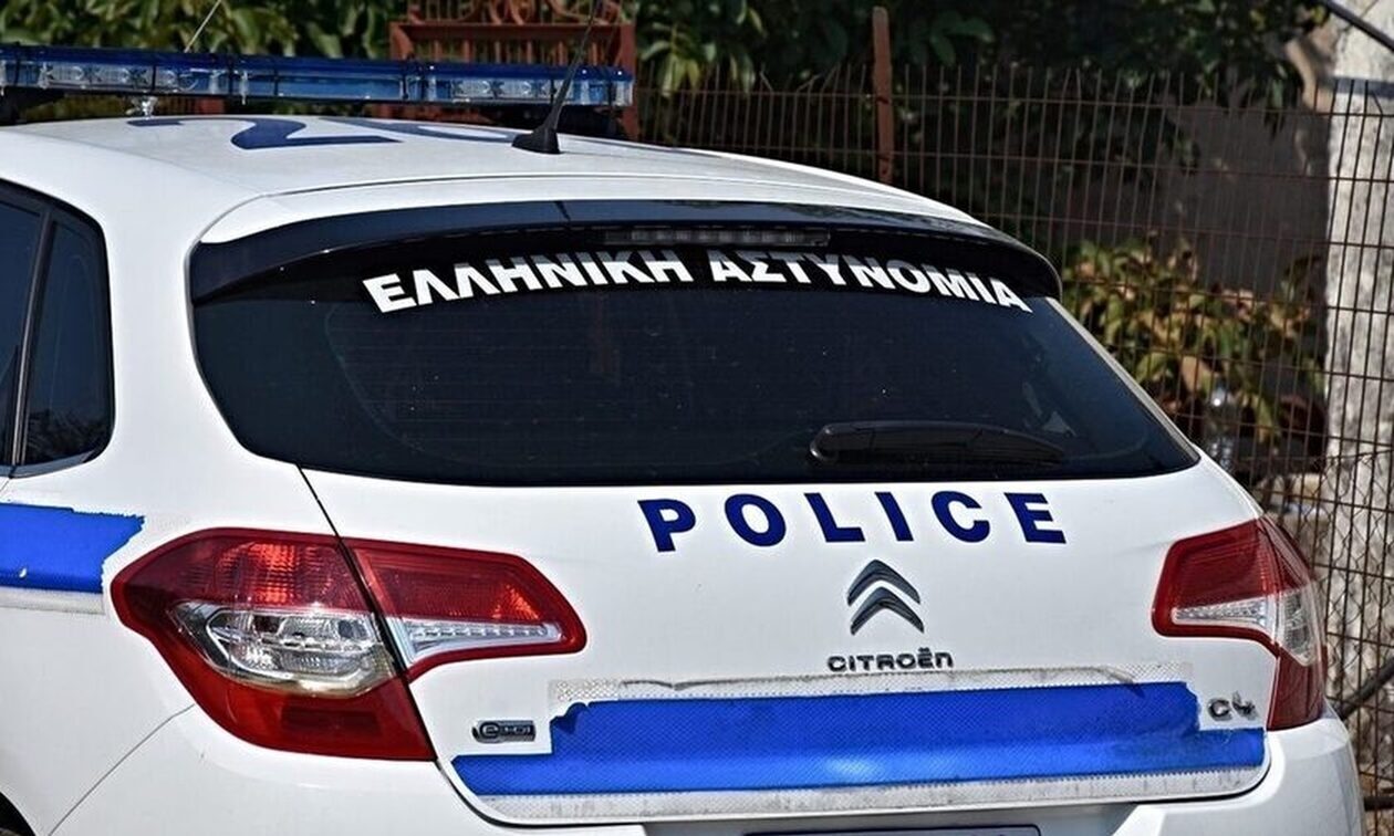 Πάτρα: Αστυνομικός σκαρφαλώνει σε μπαλκόνι για να σώσει ηλικιωμένο