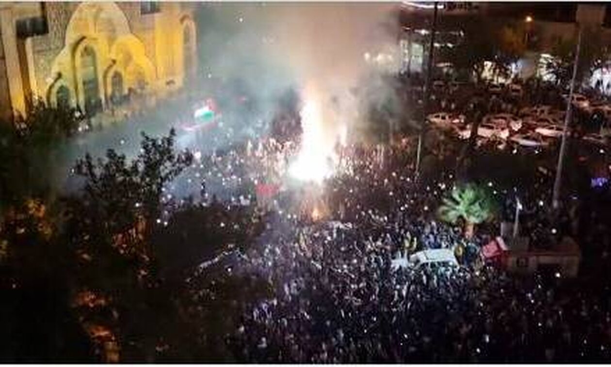 Ξέφρενοι πανηγυρισμοί και πυροτεχνήματα στην Τεχεράνη για τις επιθέσεις της Χαμάς στο Ισραήλ