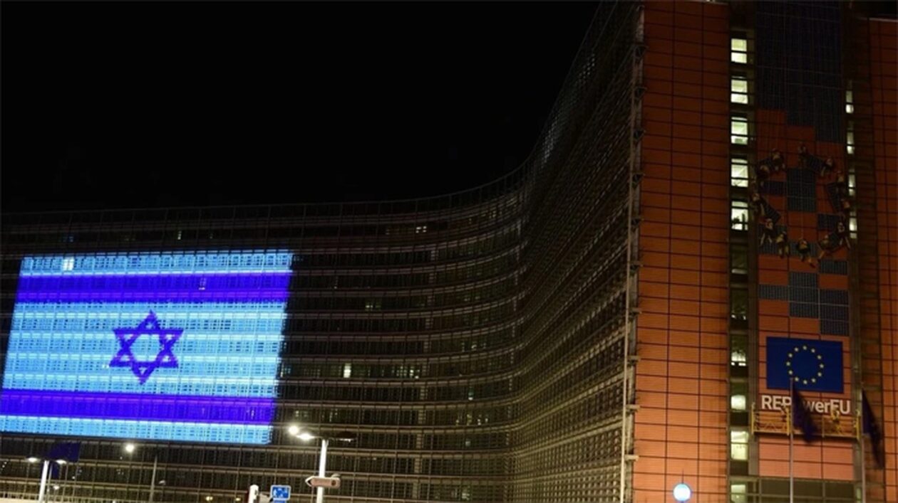 Συμπαράσταση στο Ισραήλ: Κτίρια και μνημεία φωτίζονται με τα χρώματα της ισραηλινής σημαίας