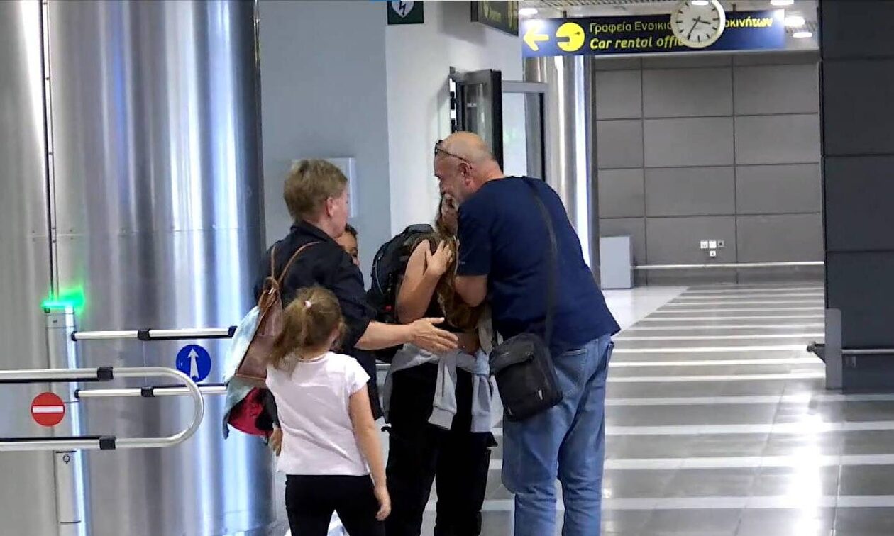 Πόλεμος Ισραήλ: Συγκινητικές στιγμές των Ελλήνων που επιστρέφουν – Πέφτουν στην αγκαλιά συγγενών