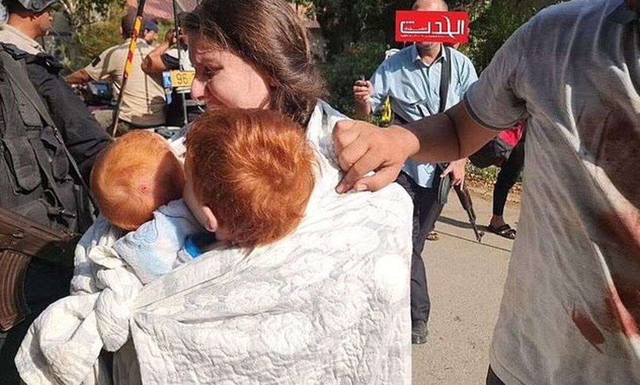 Η τρομακτική στιγμή που μία ισραηλινή μητέρα και οι δύο μικροί γιοι της απάγονται από τη Χαμάς (vid)