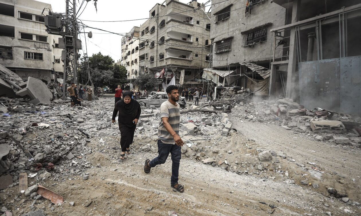 Διευθυντής νοσοκομείου στη Γάζα: Ό,τι δυσκολότερο έχω δει ποτέ, χτυπάνε μέχρι και ασθενοφόρα