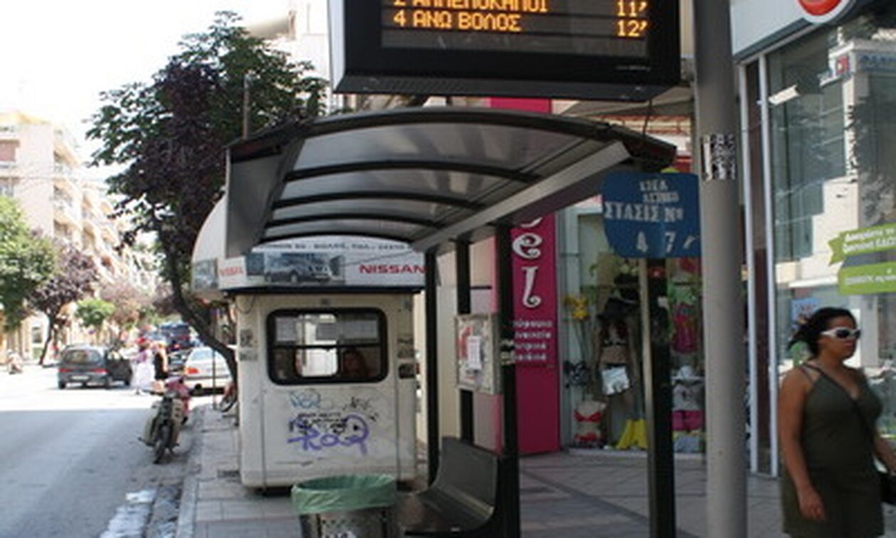 Βόλος: Ανήλικοι «βούτηξαν» από εκδοτήριο 650 ευρώ