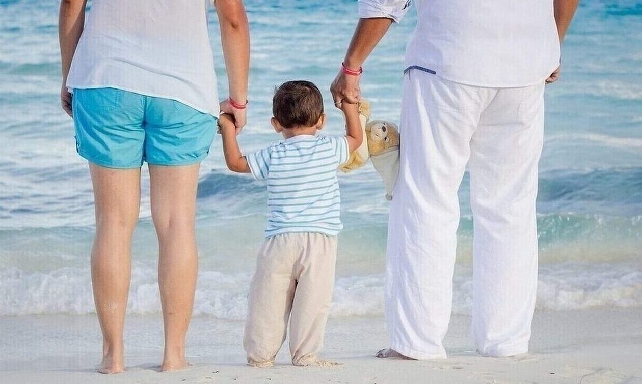 Επιδόματα: Τι αλλάζει –  Μισά μισά κάρτα και μετρητά, αλλά υπό όρους