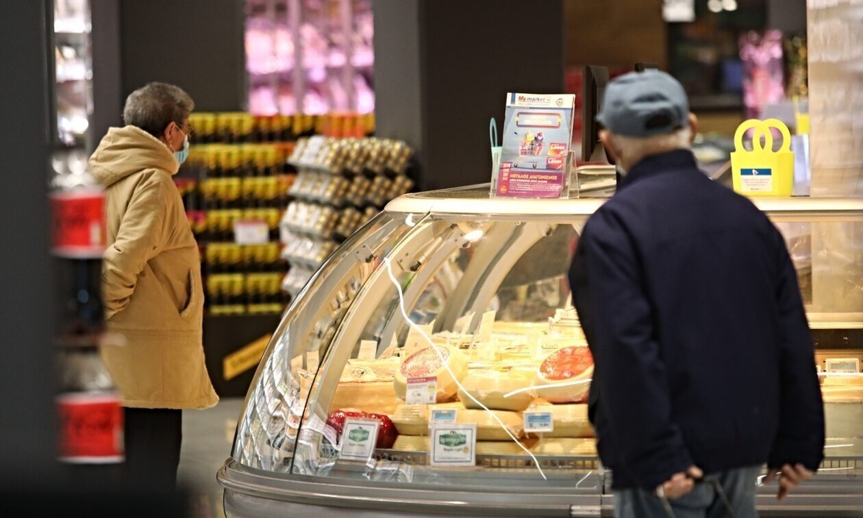 Ακρίβεια: Οι Έλληνες αλλάζουν διατροφικές συνήθειες – Έκοψαν το κρέας και το «έριξαν» στο ψωμί