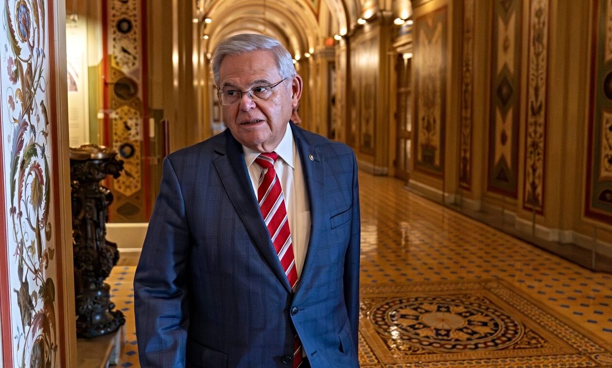 Ρόμπερτ Μενέντεζ: Νέοι «μπελάδες», κατηγορείται ότι βοηθούσε μυστικά την κυβέρνηση της Αιγύπτου