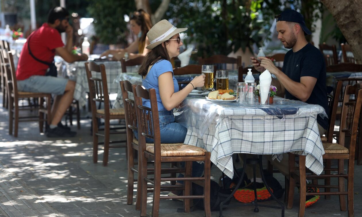 Η ακρίβεια «αδειάζει» τις ταβέρνες – Στροφή των καταναλωτών στο ντελίβερι