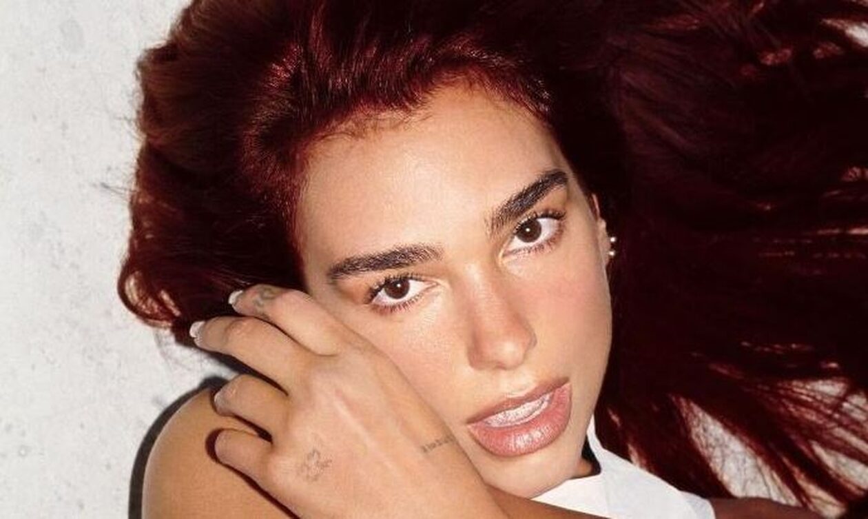 Ντούα Λίπα: Μεταμορφώθηκε σε φλογερή κοκκινομάλλα και οι θαυμαστές της την αποθεώνουν