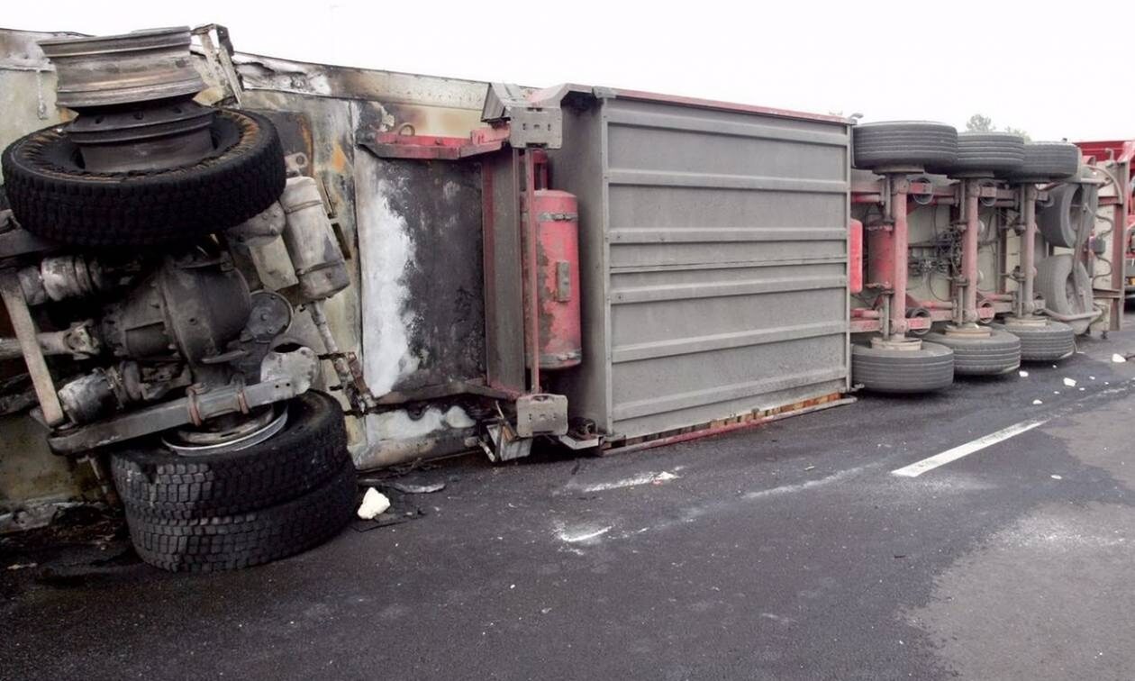 Κλειστή η παλιά Εθνική Οδός Αθηνών – Θηβών λόγω ανατροπής νταλίκας