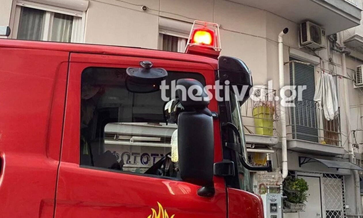 Θεσσαλονίκη: Στις φλόγες δύο αυτοκίνητα και μία μοτοσικλέτα σε πυλωτή πολυκατοικίας στην Τούμπα
