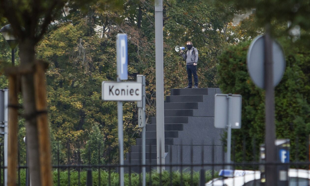 Πολωνία: Παραδόθηκε ο άνδρας που απειλούσε να πυροδοτήσει βόμβα σε πλατεία της Βαρσοβίας