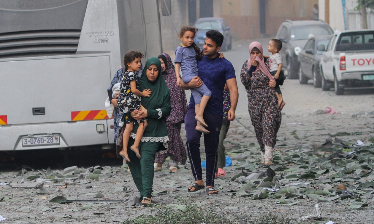Μεσανατολικό: Χιλιάδες Παλαιστίνιοι προσπαθούν να φύγουν προς τη νότια Γάζα