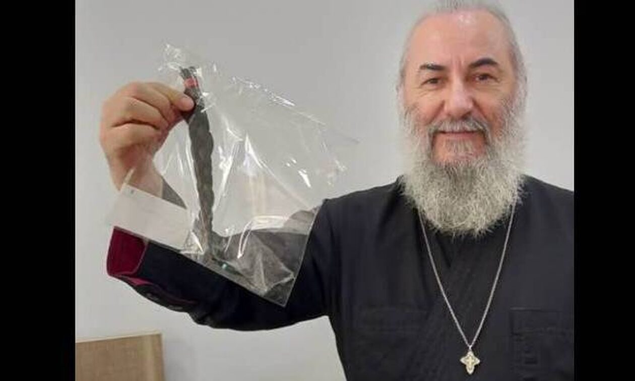 Λάρισα: Ιερέας έκοψε τα μαλλιά του και τα δώρισε για καλό σκοπό