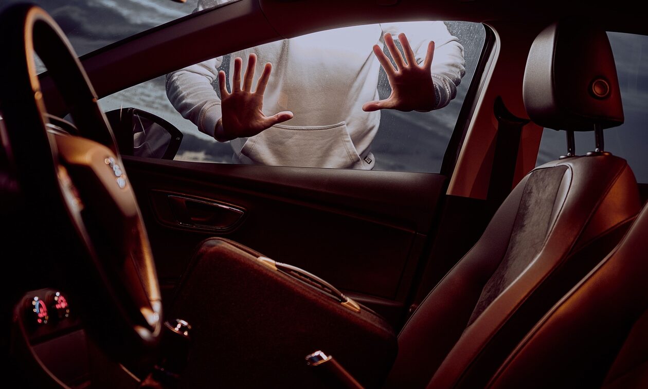 Πάτρα: Μητέρα άφησε τα δύο παιδιά της στο αυτοκίνητο κλειδωμένα και πήγε σε καφέ – μπαρ