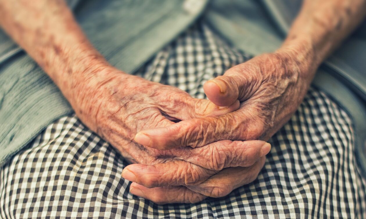 Φρίκη στη Γαλλία: 44χρονος βίασε δύο ηλικιωμένες σε γηριατρική κλινική – Πέθανε η 93χρονη