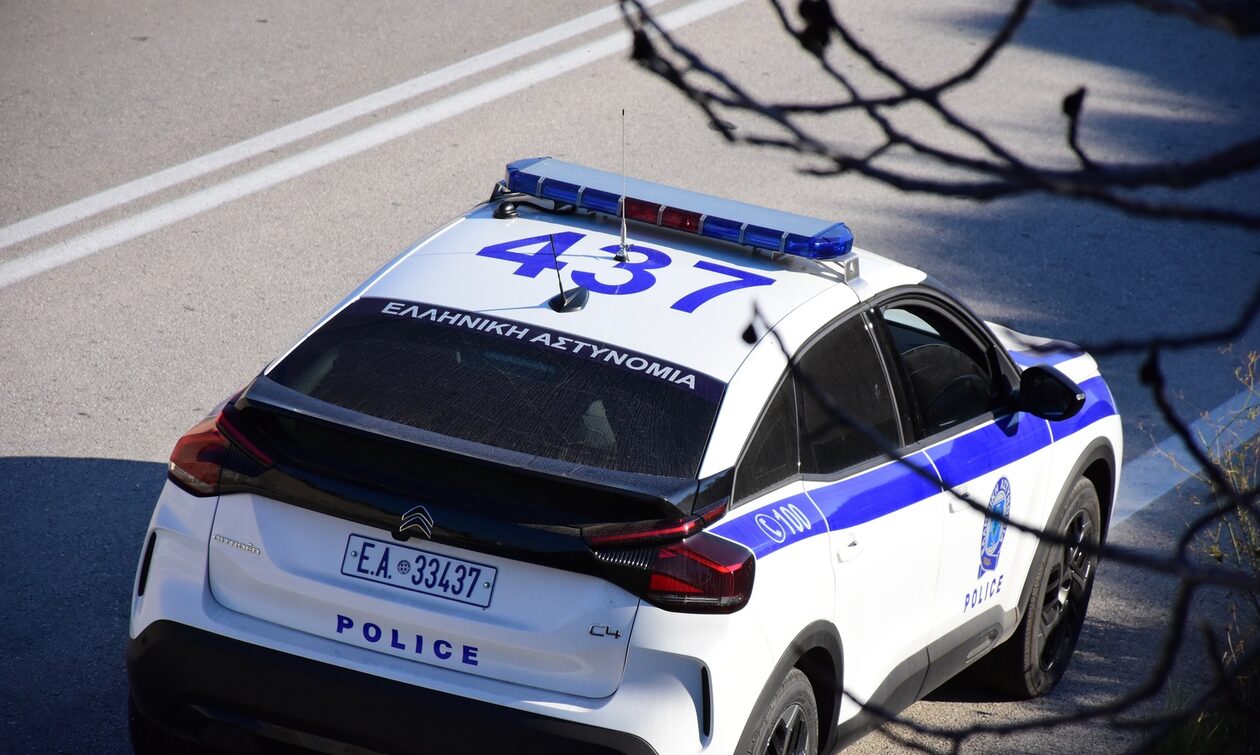 Φθιώτιδα: Δράστες ακινηοποίησαν 91χρονο με πιστόλια και λήστεψαν 10.000 ευρώ και λίρες