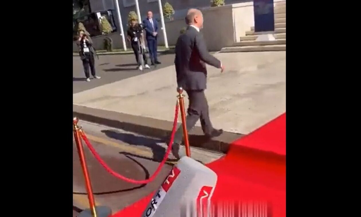 Γκάφα του Όλαφ Σολτς στην Αλβανία – Μπερδεύτηκε στο κόκκινο χαλί (βίντεο)